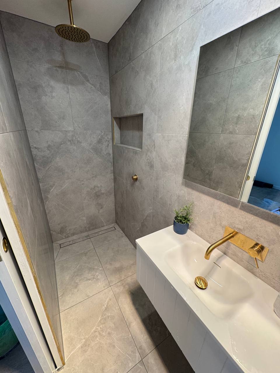 Bathroom Renovation Tips: Choosing the Perfect Tiles